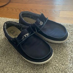 Youth 4 navy used hey dudes.